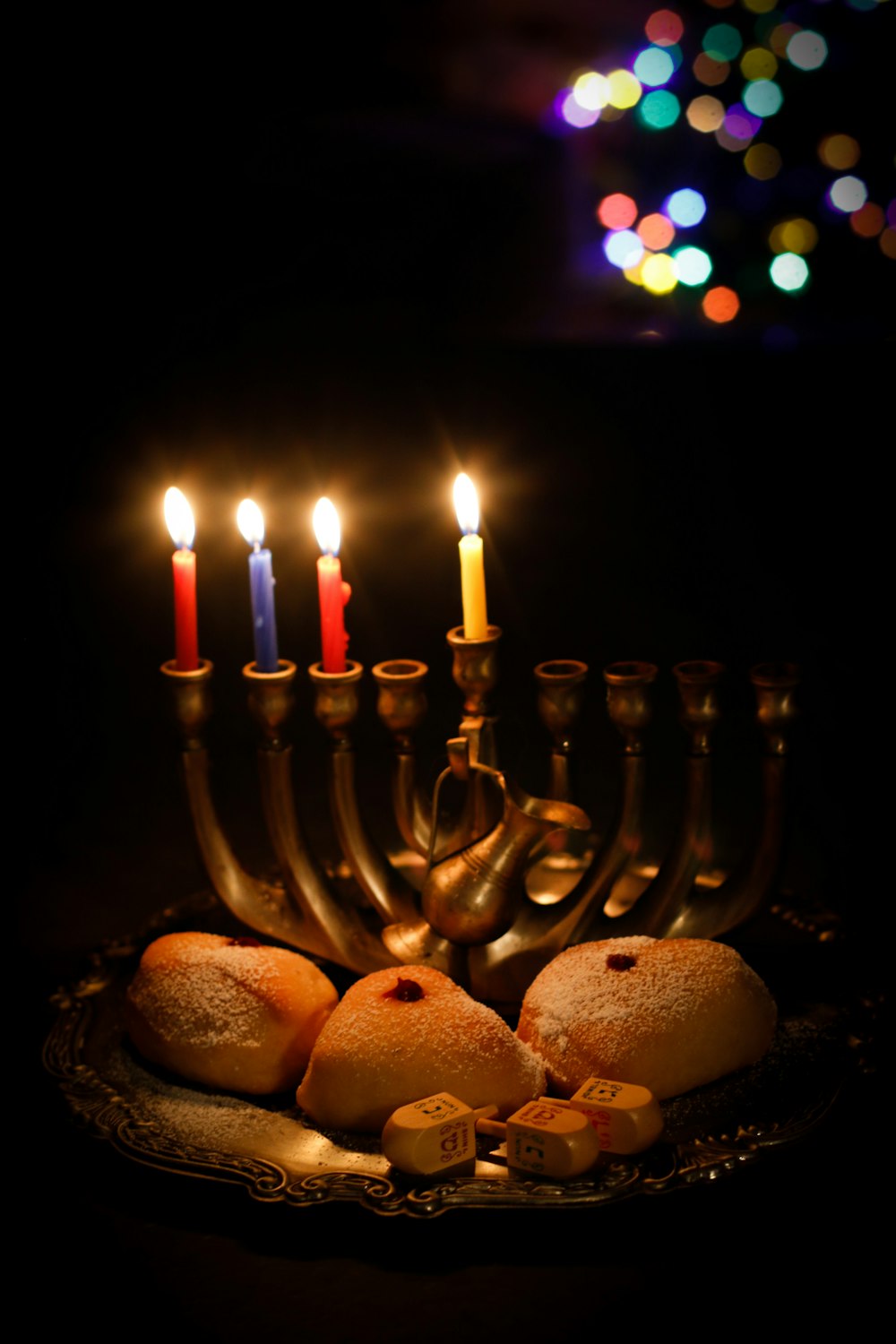 Una menorah di Hanukkah con candele accese