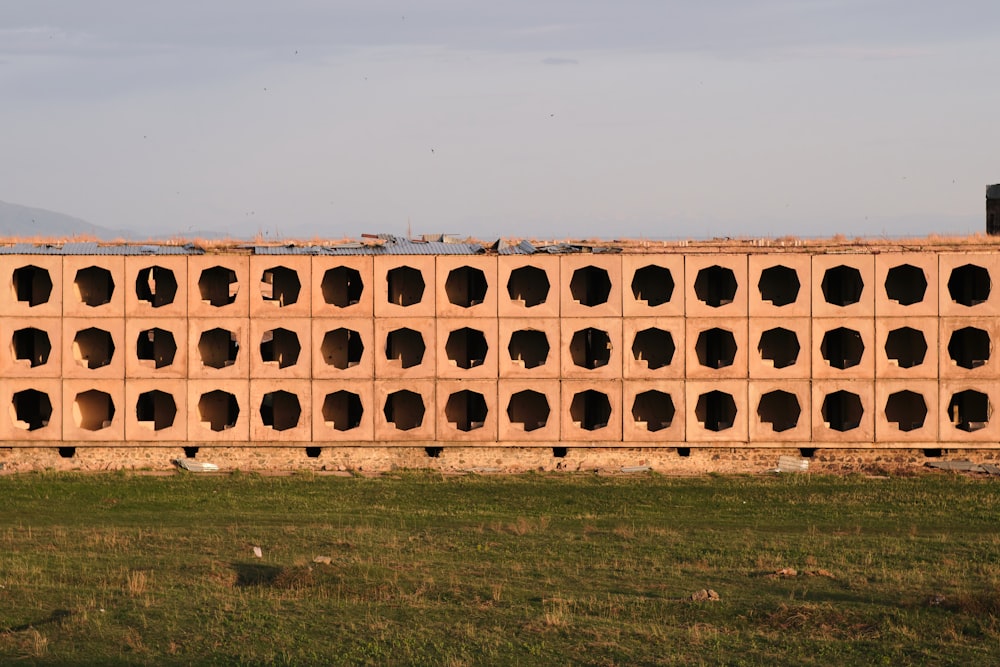 un grande muro di mattoni con dei buchi