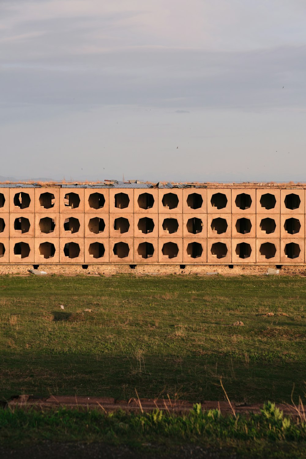 un grande muro di mattoni con dei buchi nel mezzo