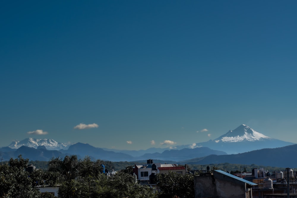 Una vista de una cadena montañosa en la distancia