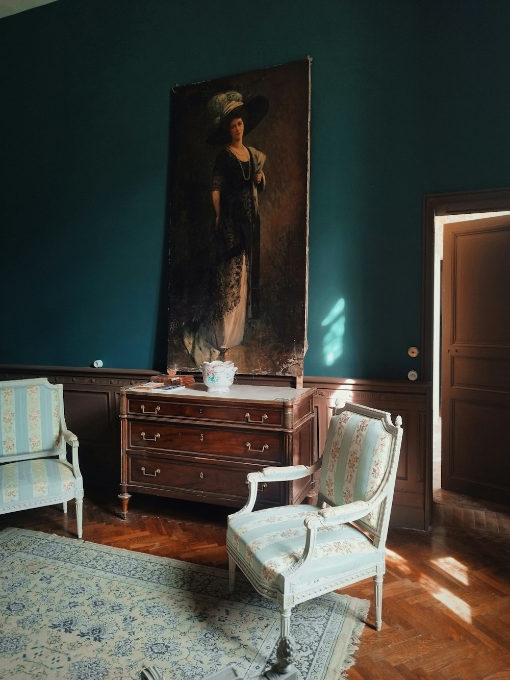 una habitación con una silla y un cuadro en la pared