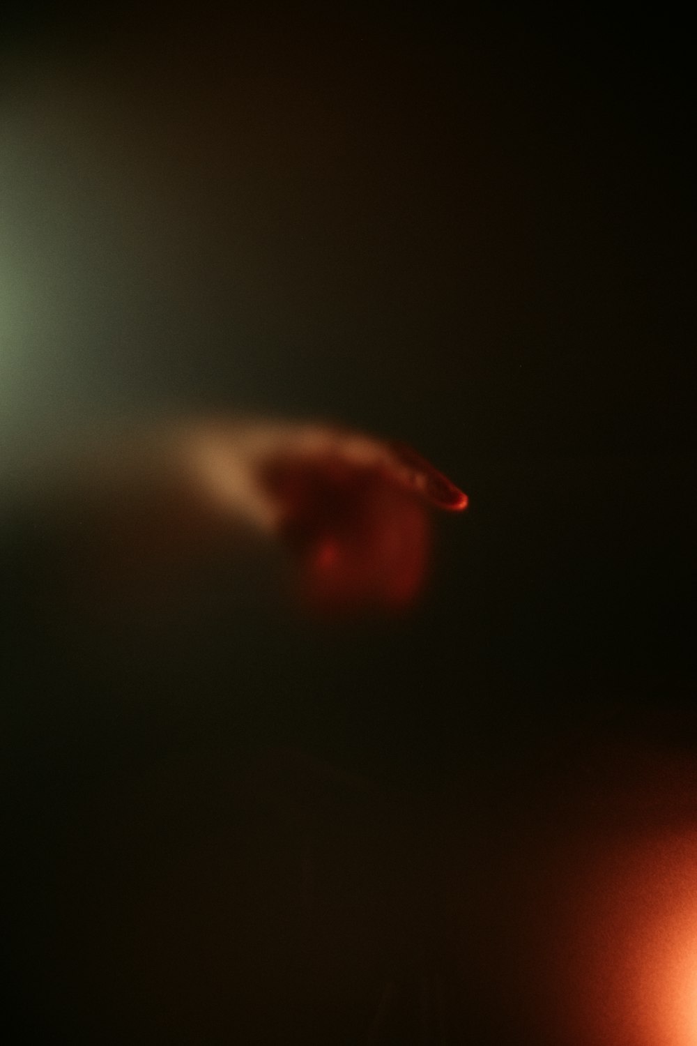 una imagen borrosa de un objeto rojo en la oscuridad