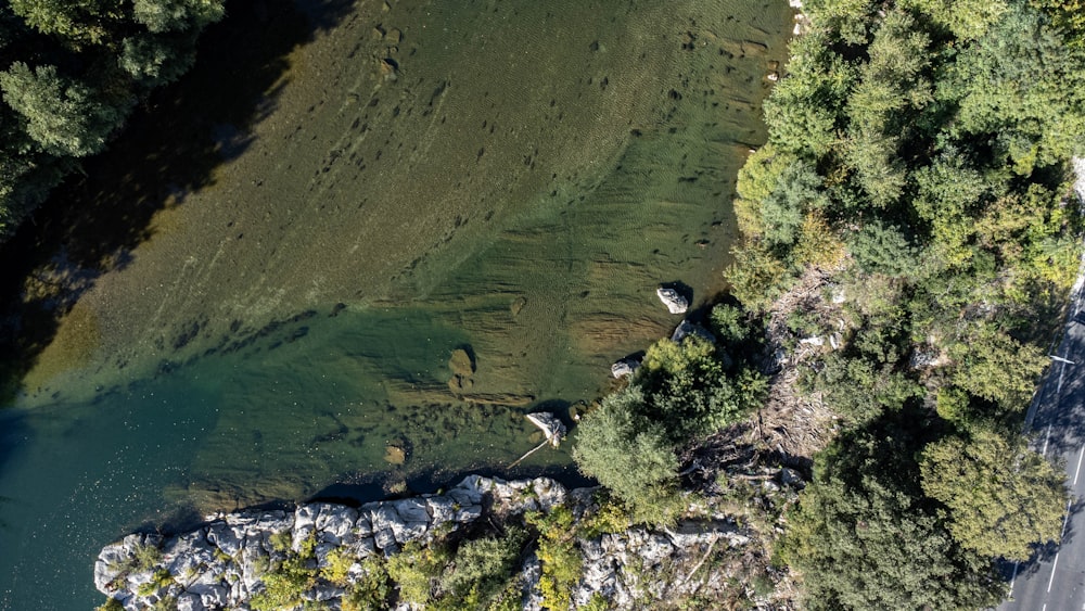 une vue aérienne d’un lac entouré d’arbres