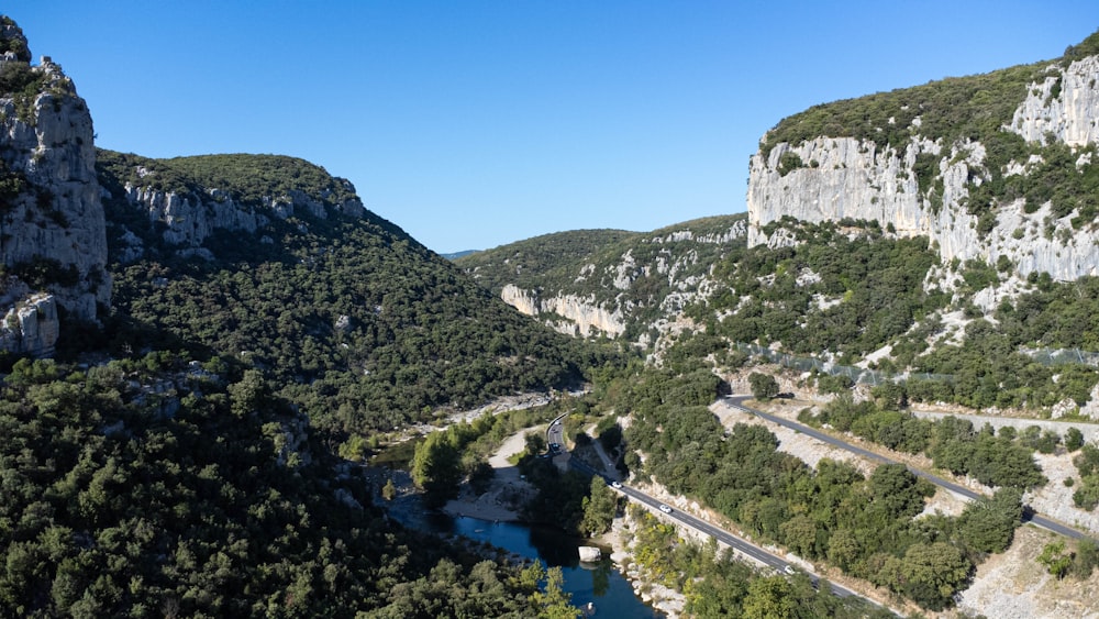 Una vista panoramica su un fiume e montagne