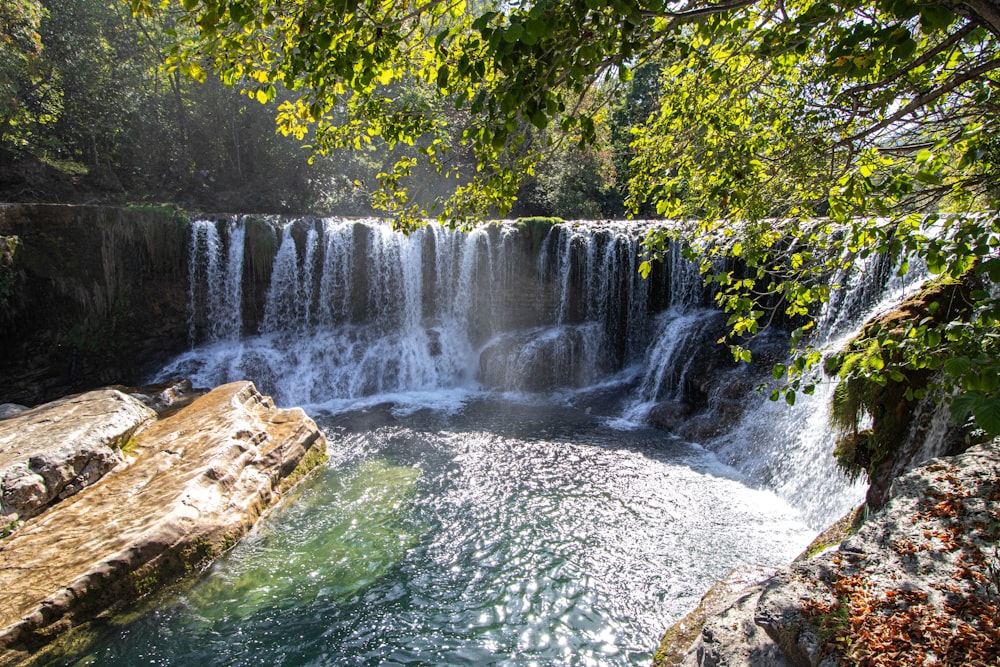 una cascata da cui esce una grande quantità d'acqua