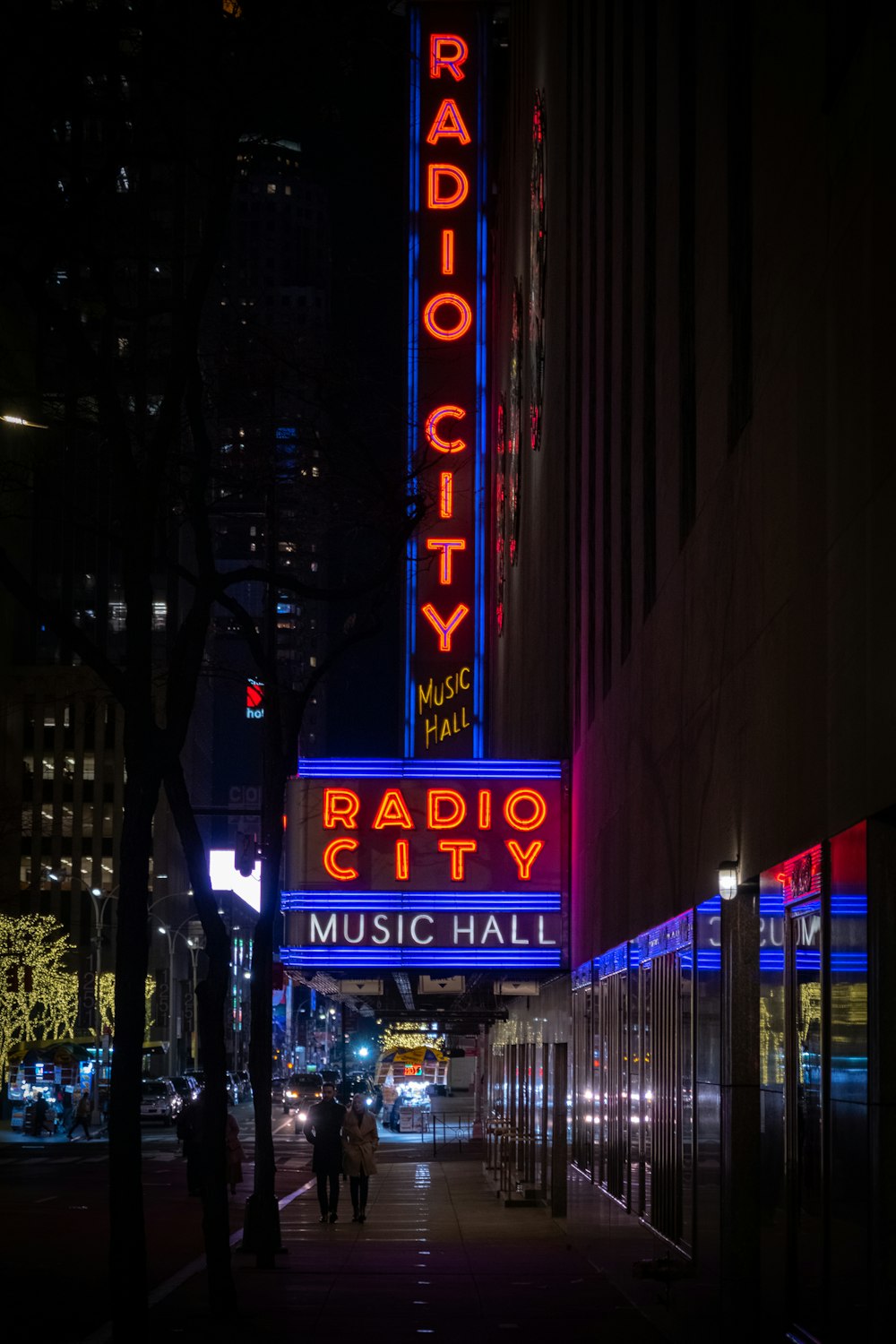 Une enseigne Radio City Radio City illuminée la nuit