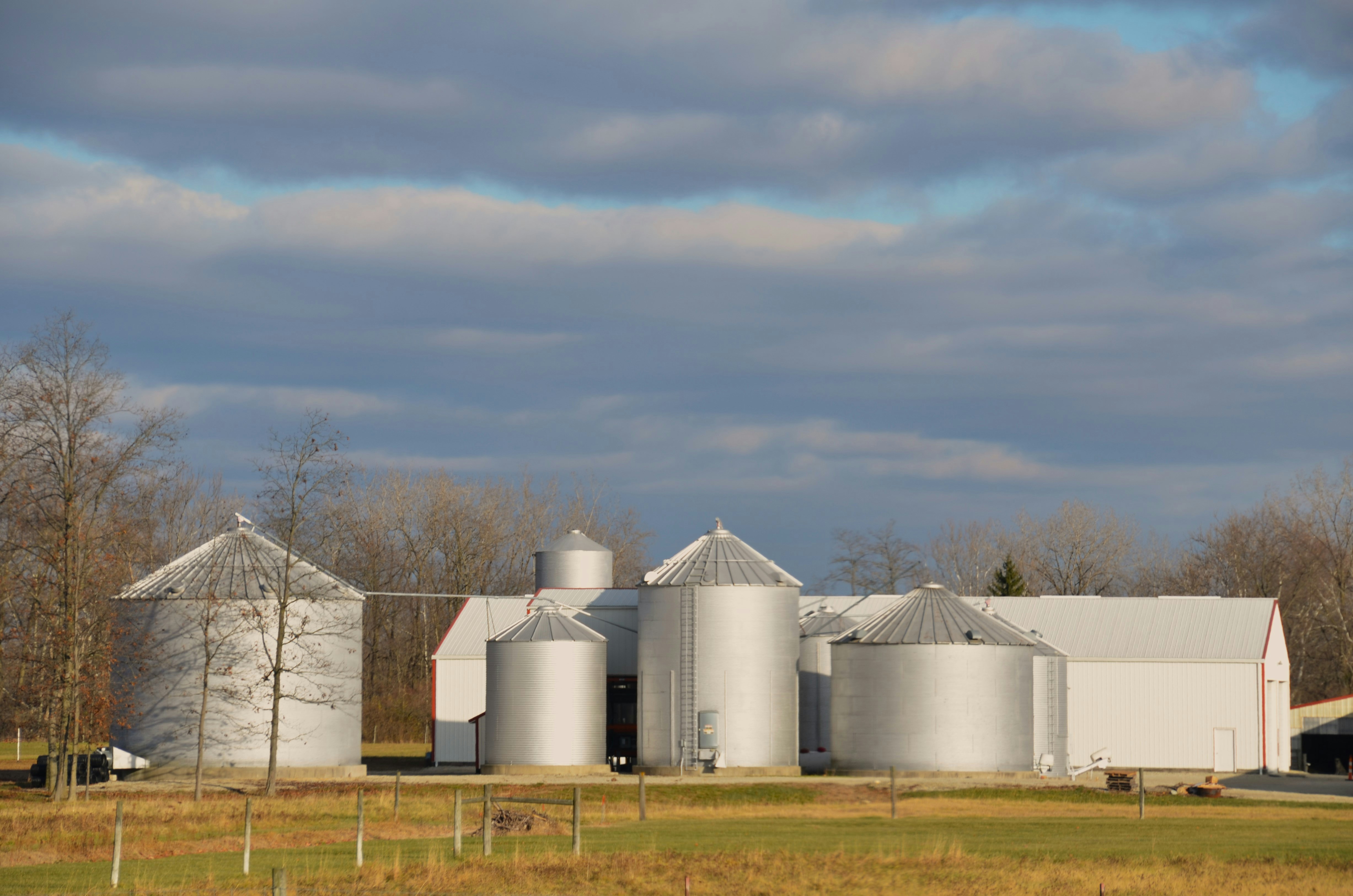 Una granja con un granero y silos en un día nublado foto – Imagen de  Edificio gratuita en Unsplash, image size:3000x1987