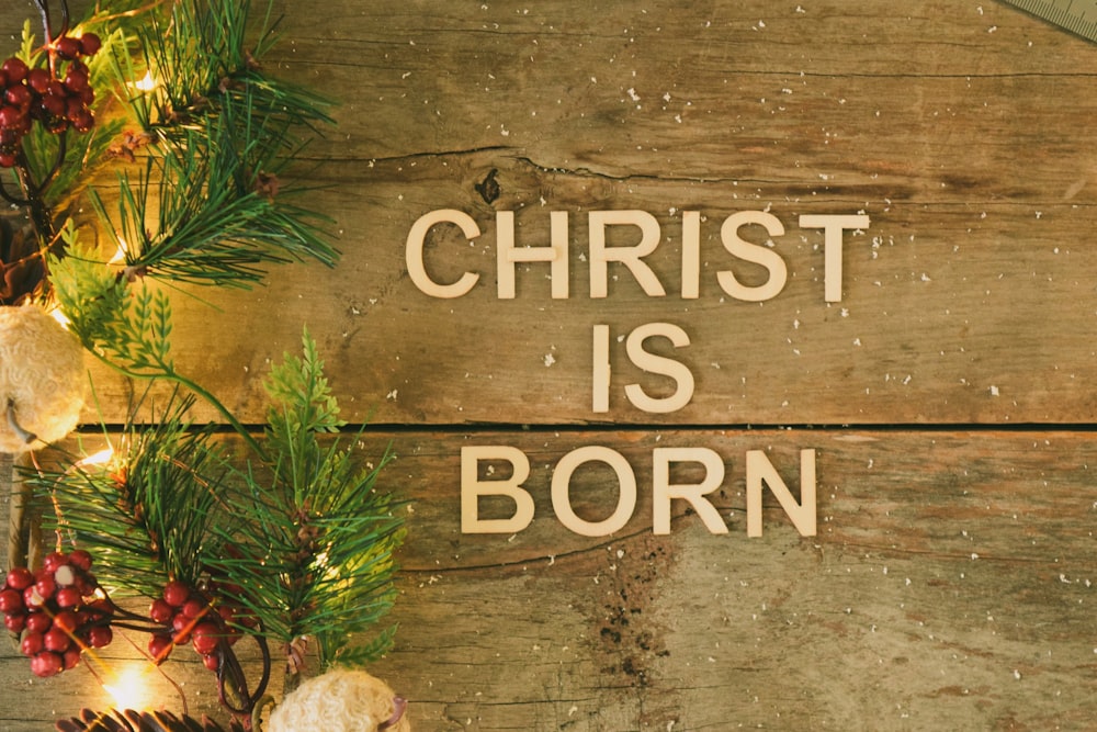 Ein Bild eines Weihnachtskranzes mit den Worten "Christus wird geboren"