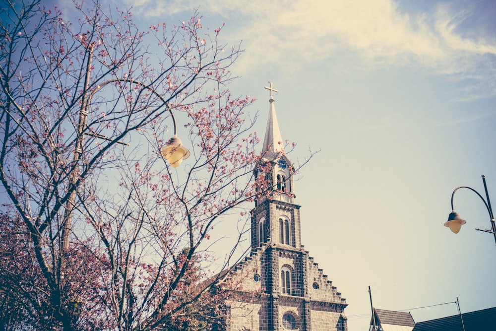 el campanario de una iglesia con una cruz en la parte superior