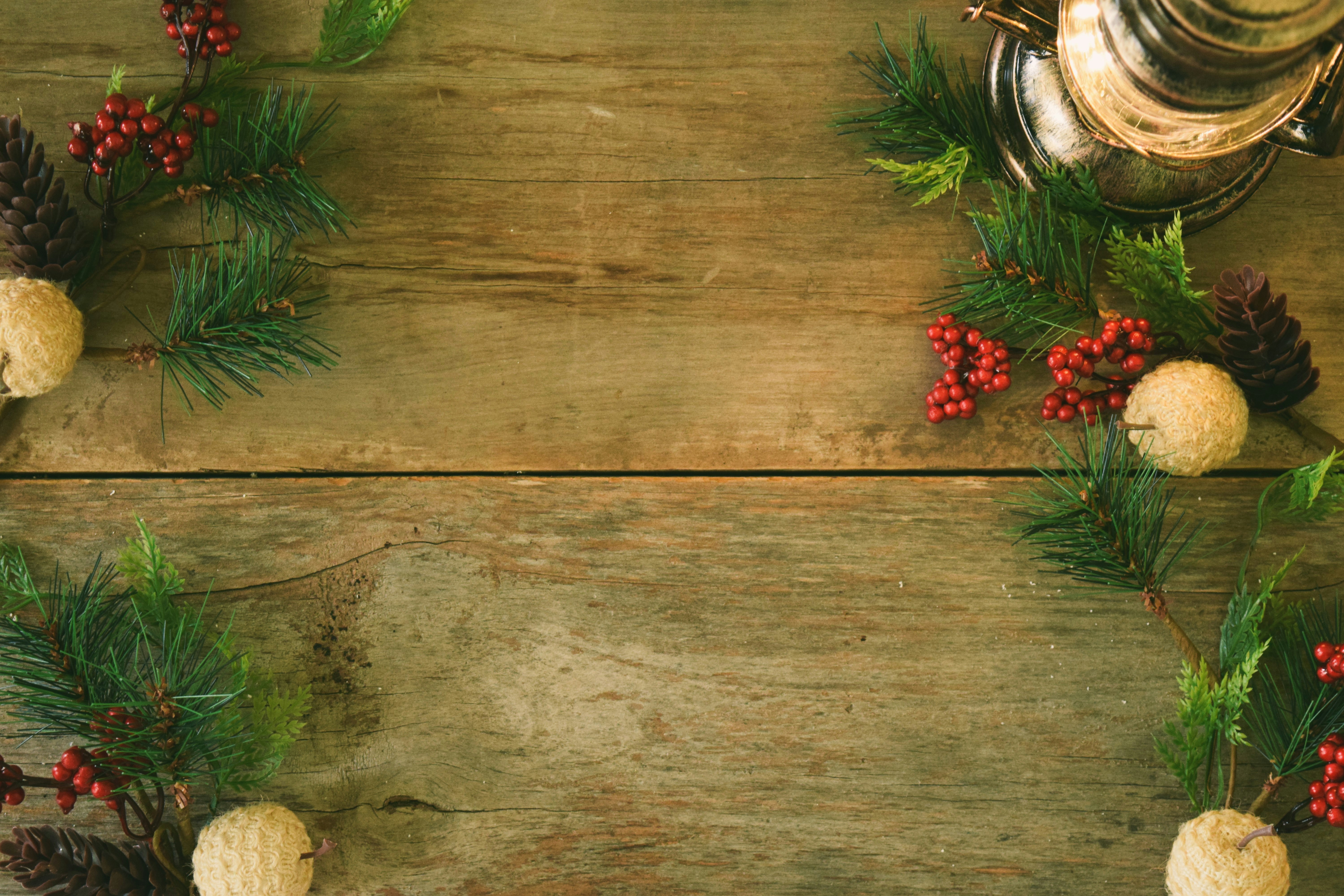 松ぼっくりと松ぼっくりをのせた木製のテーブル