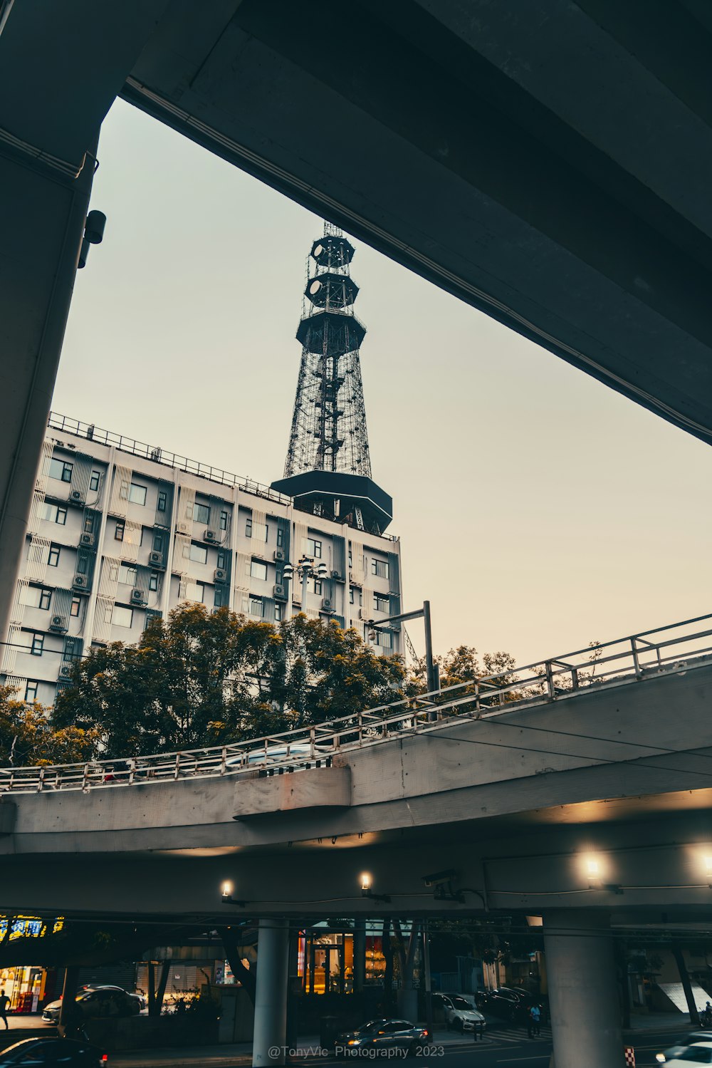 Blick auf den Eiffelturm unter einer Brücke