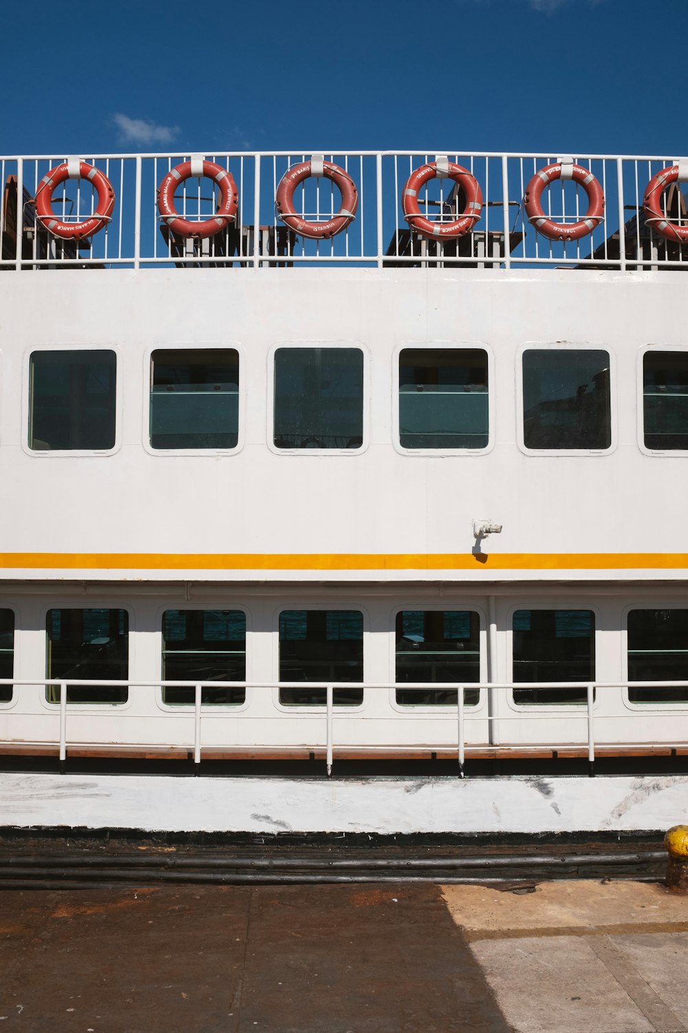 un gran barco blanco con letras rojas