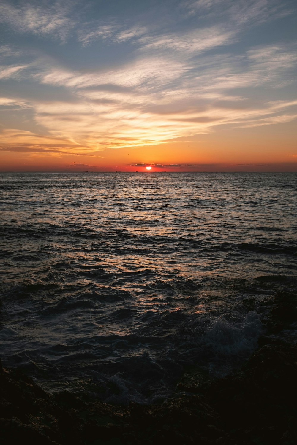 El sol se está poniendo sobre el océano en un día nublado