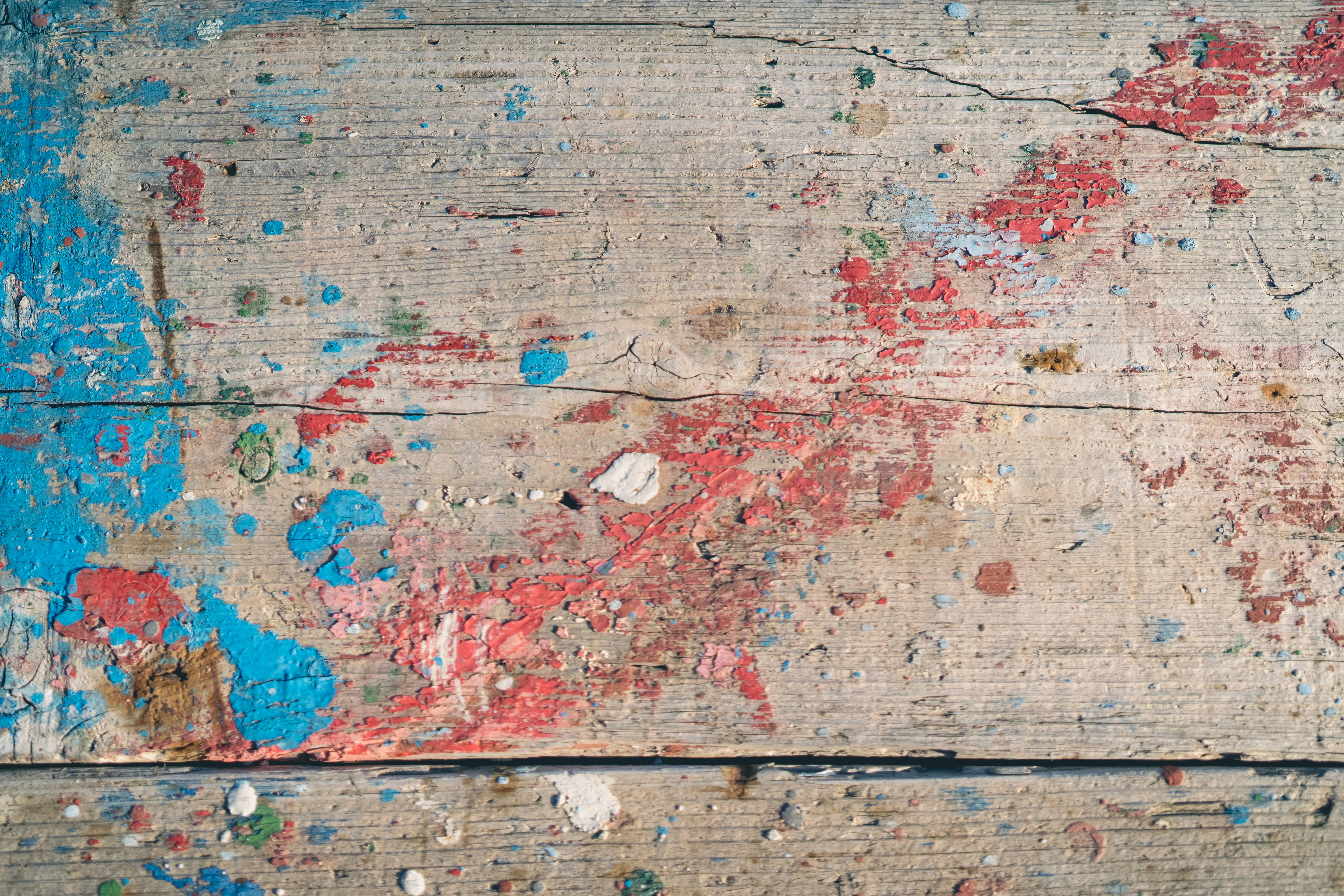 um pedaço de madeira com tinta descascada