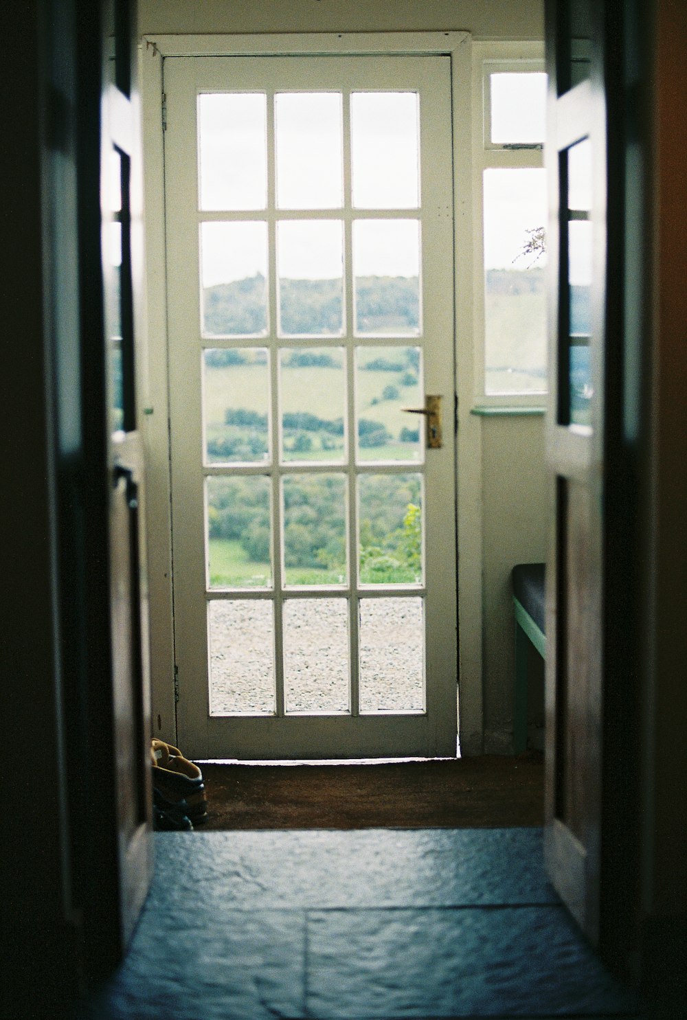 una porta aperta con vista sulla campagna