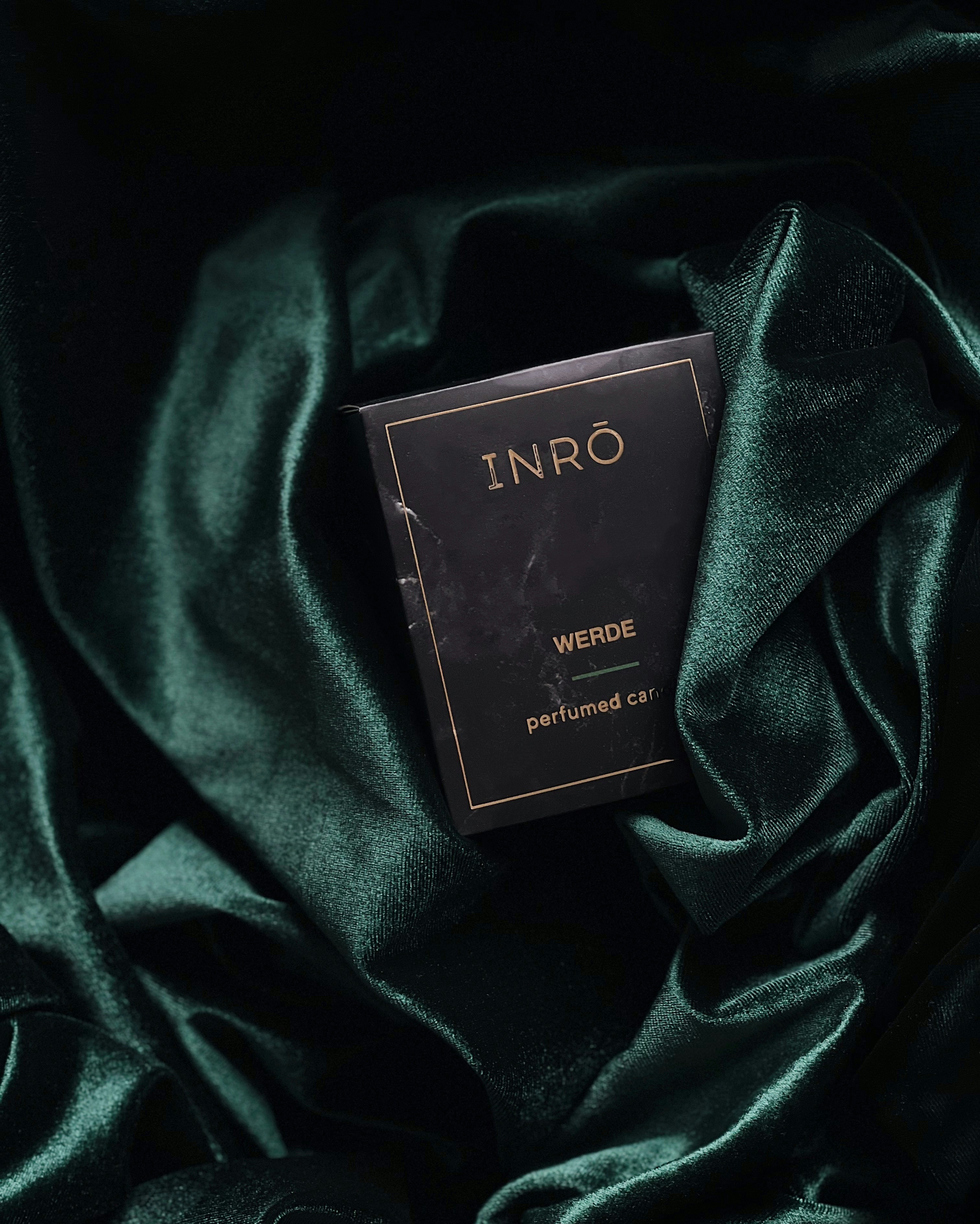 um livro sentado em cima de um pano verde