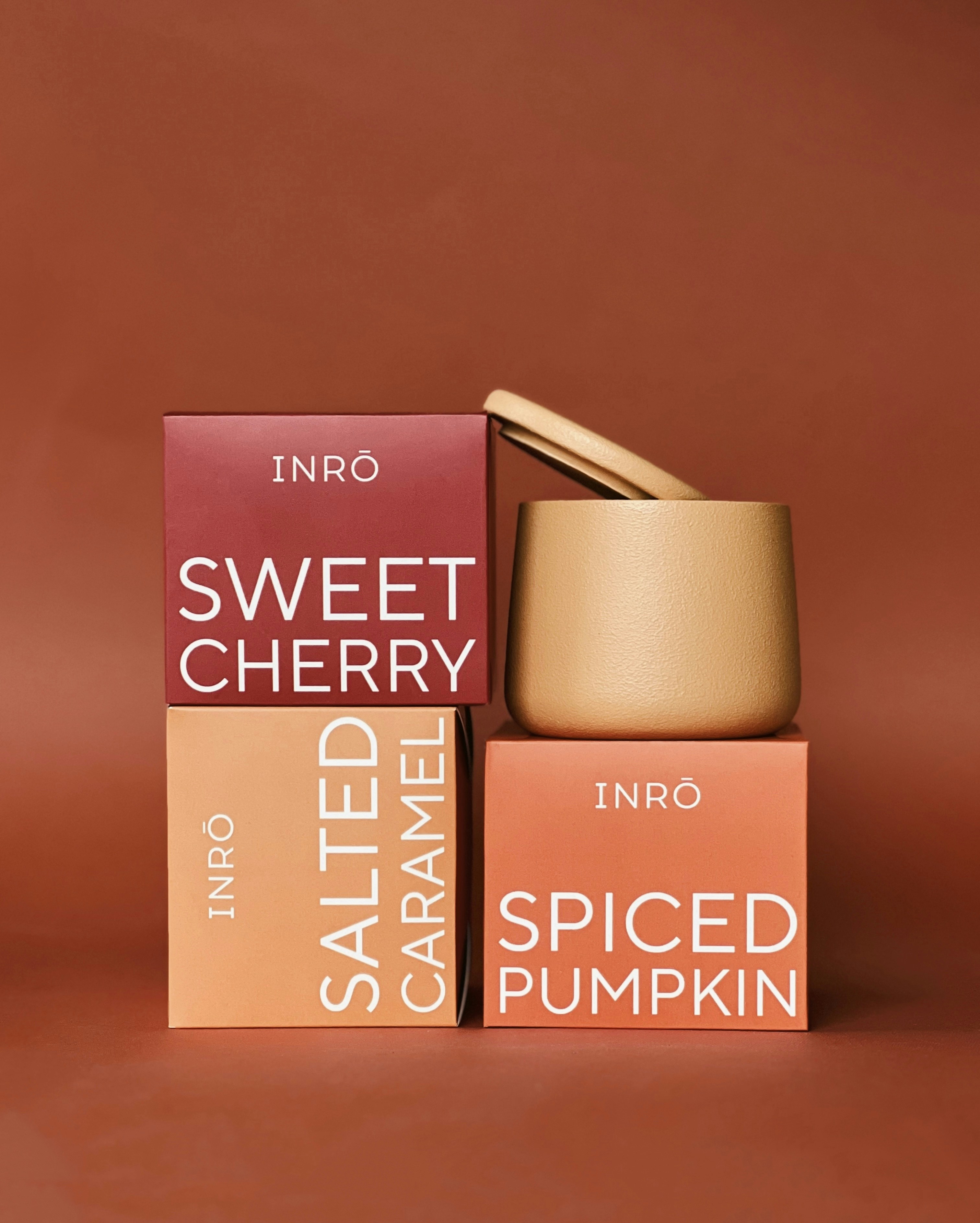 uma pilha de caixas com um copo em cima