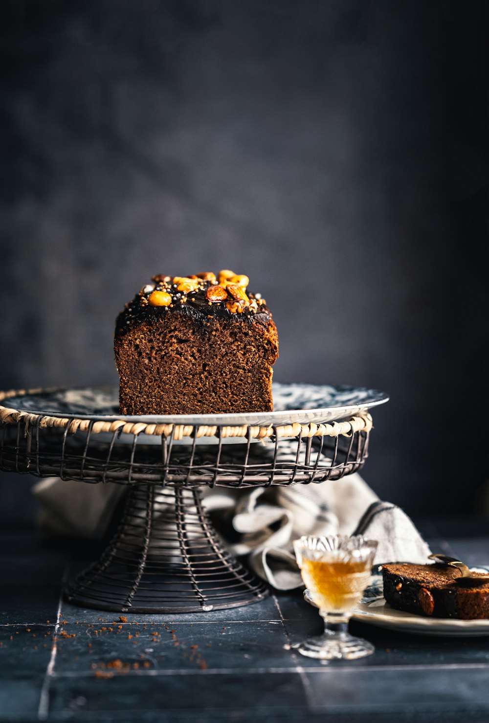 un pezzo di torta al cioccolato su un piatto