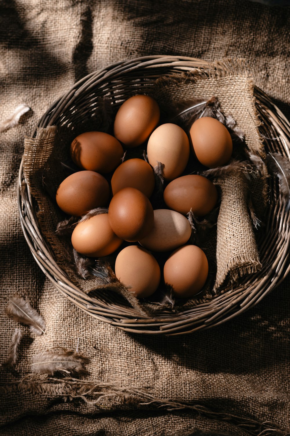 uma cesta cheia de ovos marrons em cima de uma mesa