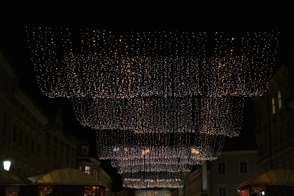 Una calle llena de muchas luces por la noche