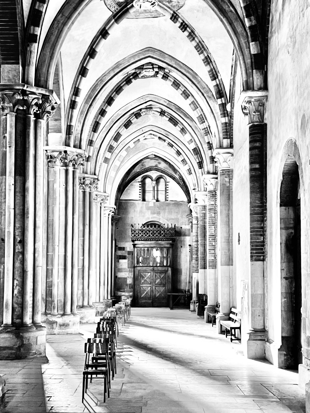 uma foto em preto e branco de uma catedral