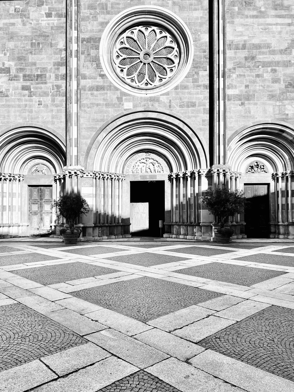 a black and white photo of a large building