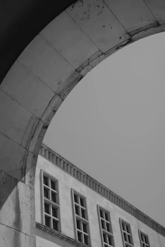 a black and white photo of a building