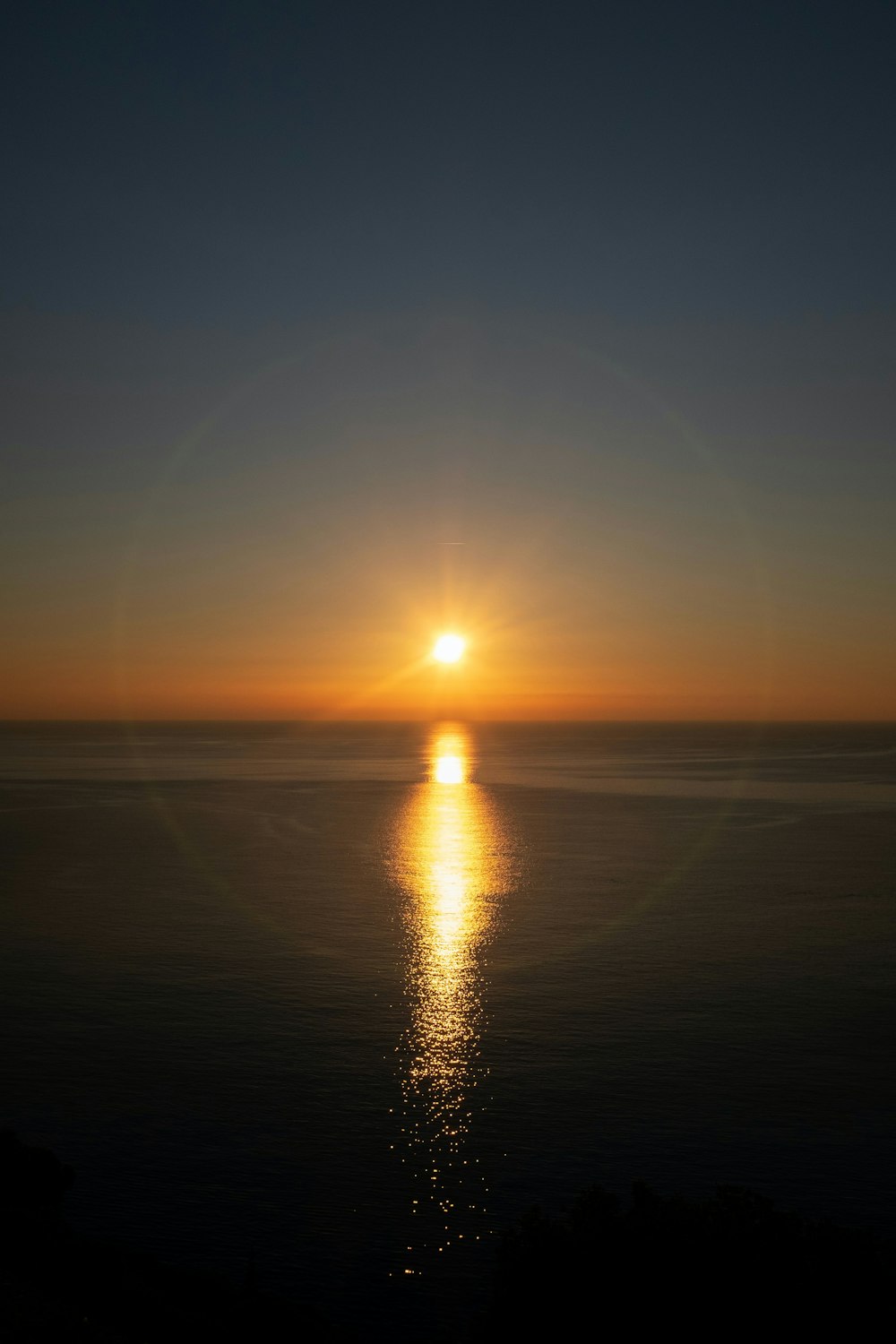El sol se está poniendo sobre el océano en un día despejado