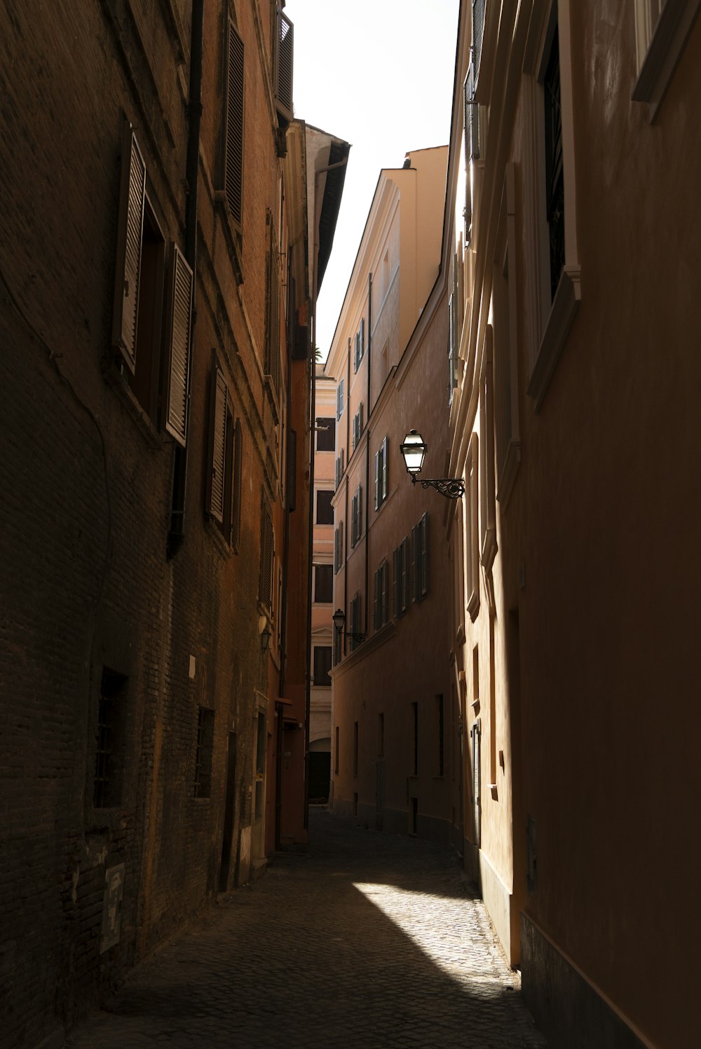 a narrow alley way in a small town