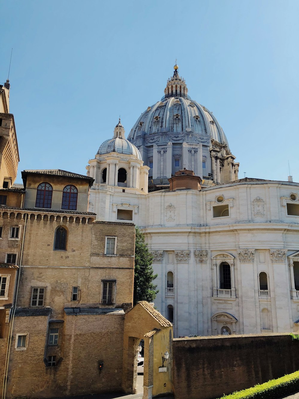 un grande edificio con una cupola in cima