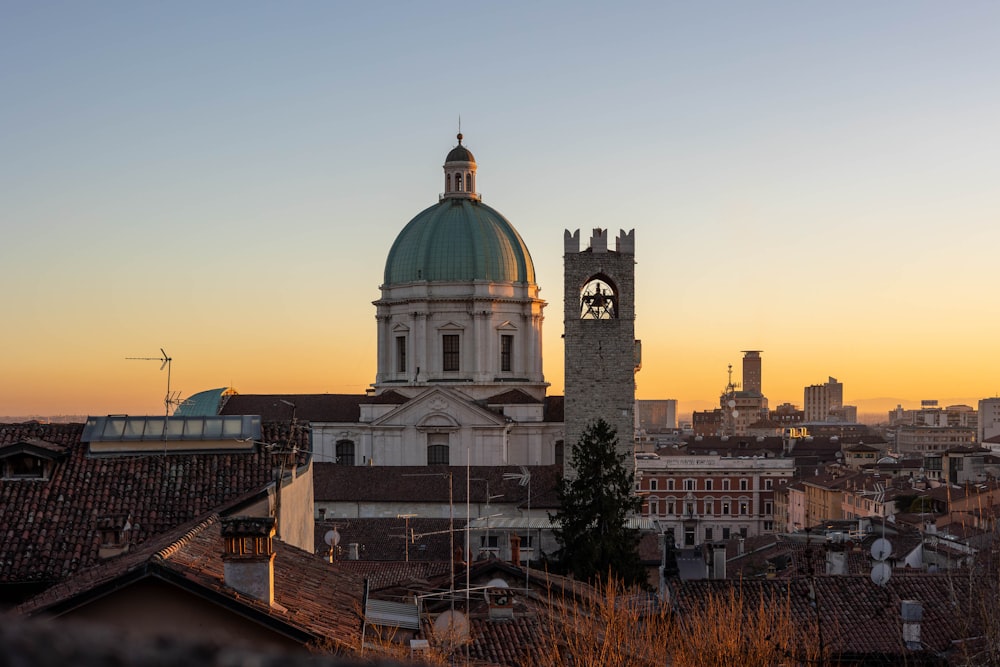 Blick auf eine Stadt bei Sonnenuntergang mit Glockenturm