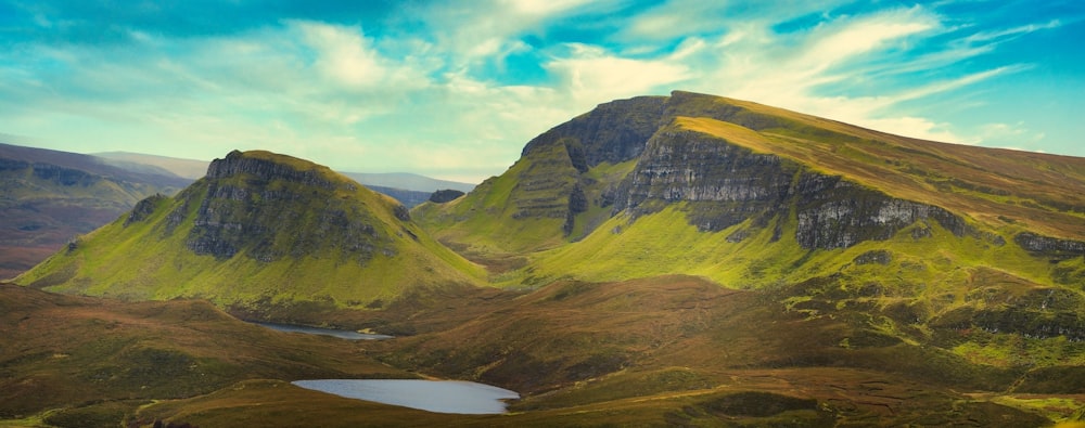 une chaîne de montagnes avec un lac au milieu de celle-ci