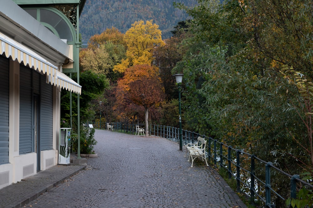 une rue pavée avec une rangée de tables et de chaises