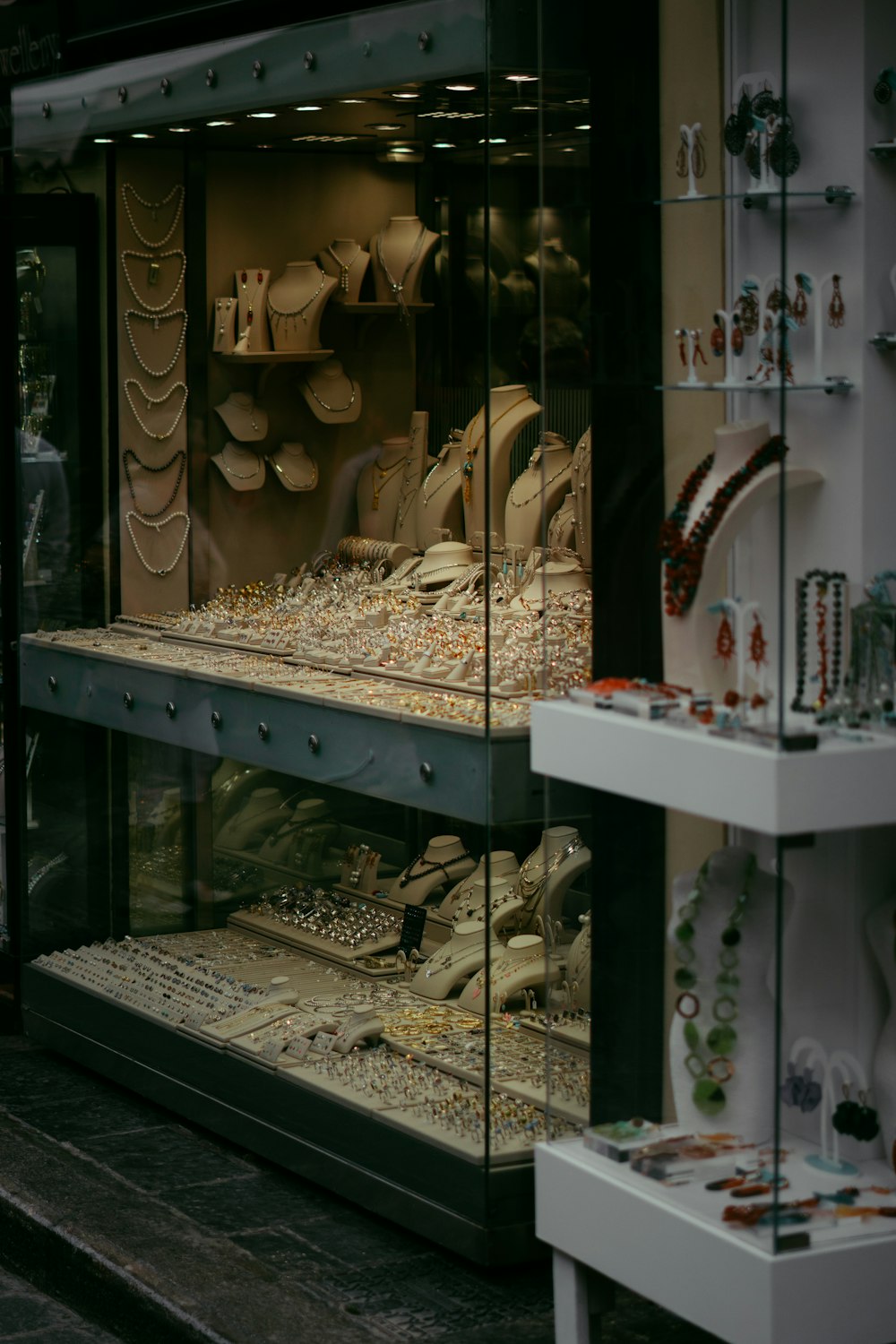 a display case filled with lots of jewelry