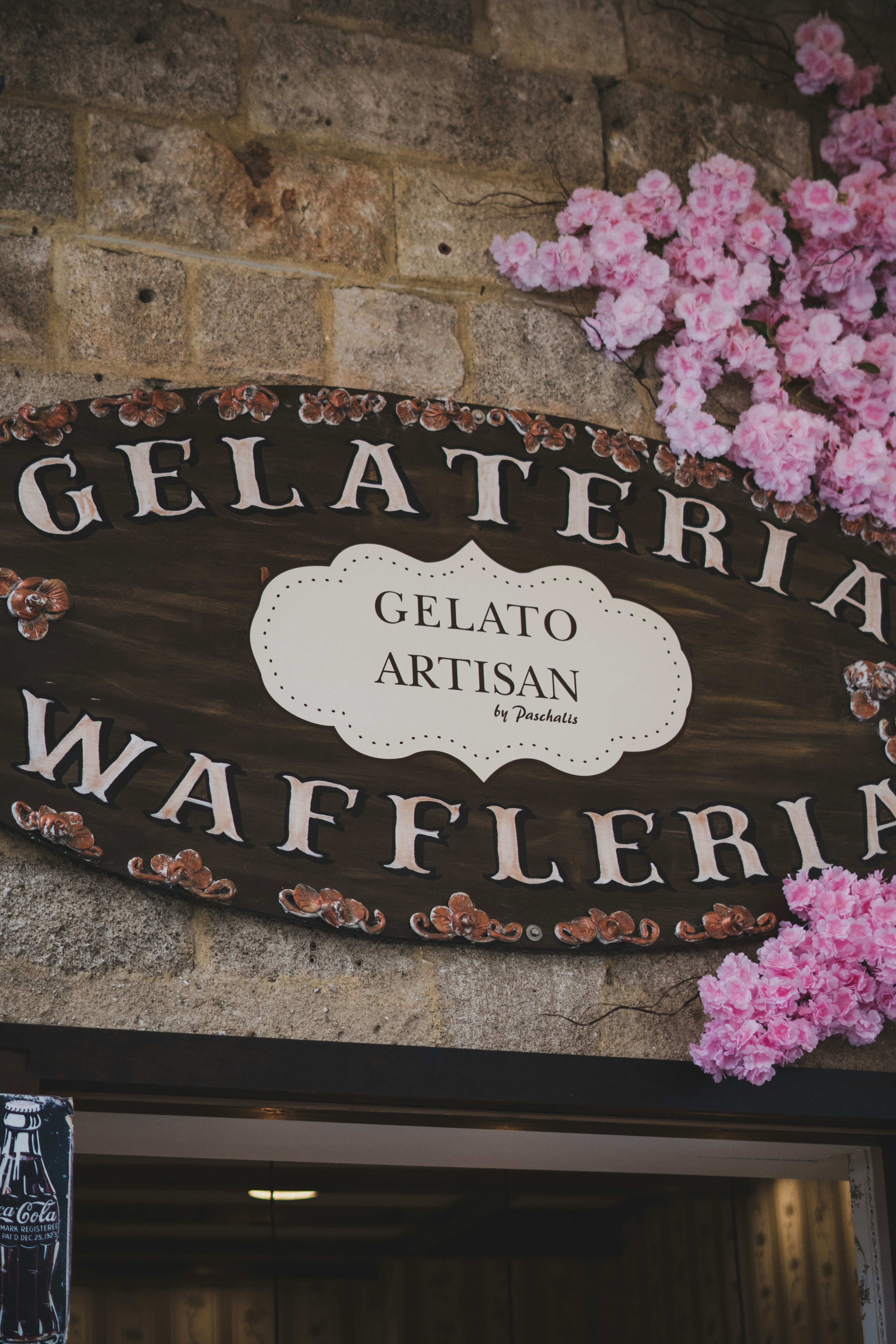 Un letrero que está en el costado de un edificio