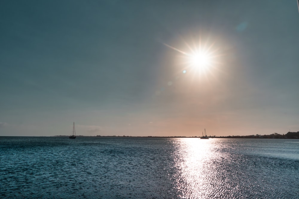 Die Sonne scheint hell über dem Wasser