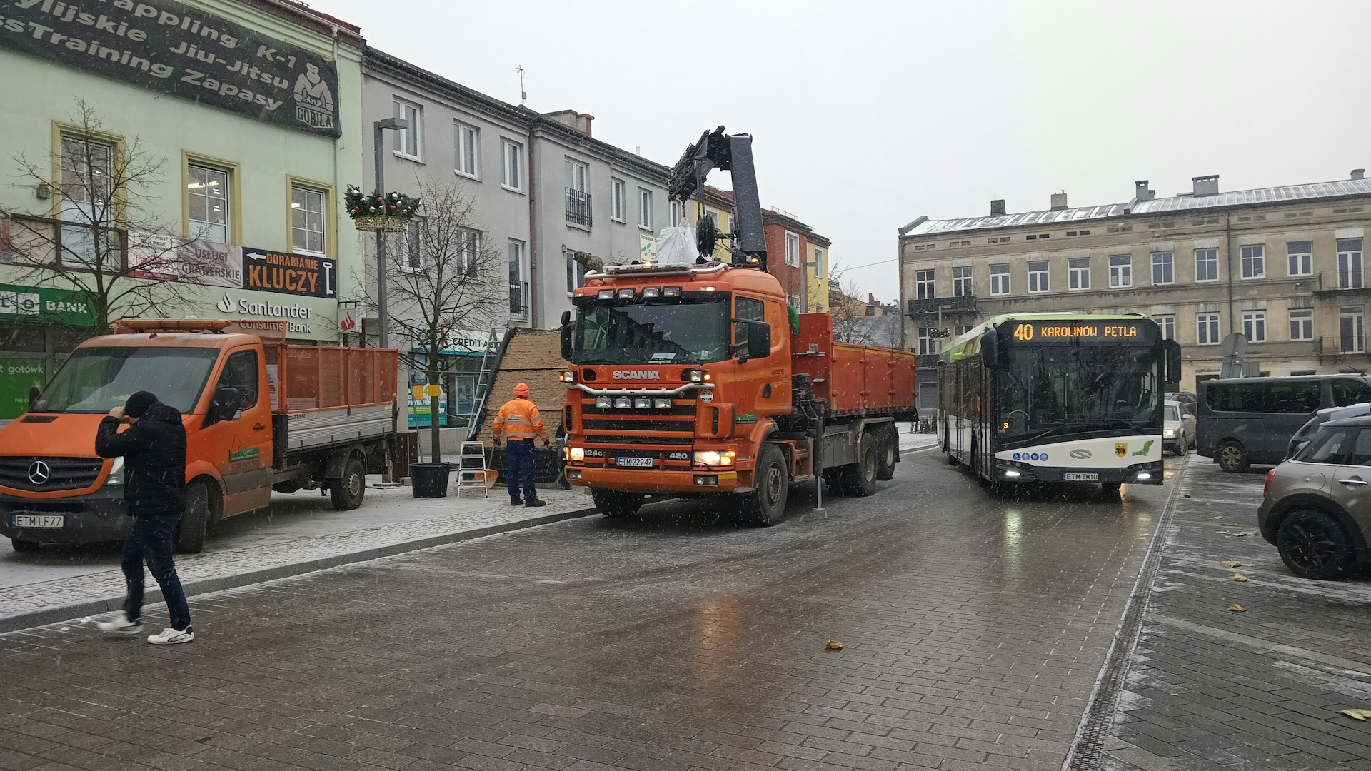 gray computer monitor