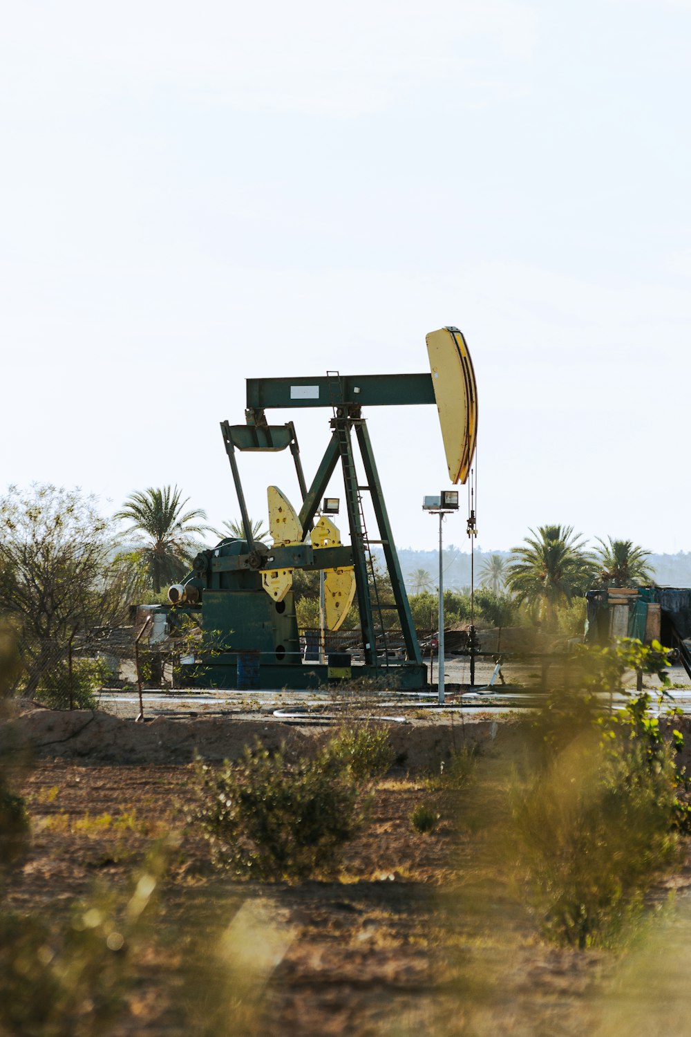 an oil pump sitting in the middle of a field