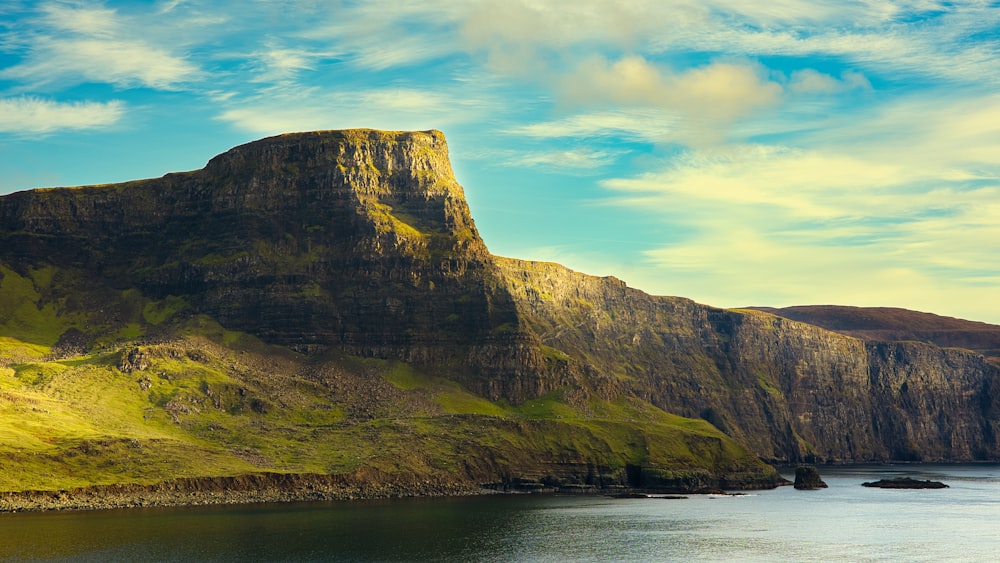 une montagne avec un plan d’eau devant elle