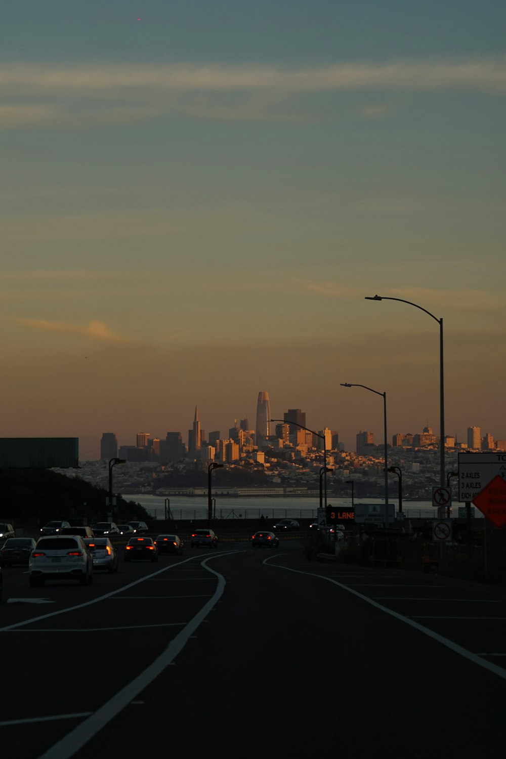 Una vista dello skyline di una città da un'autostrada