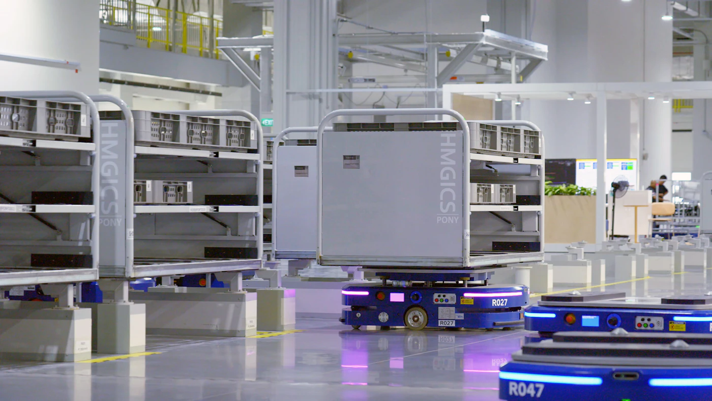 Robots móviles en entorno logístico automatizado