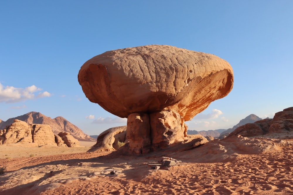 une formation rocheuse au milieu d’un désert