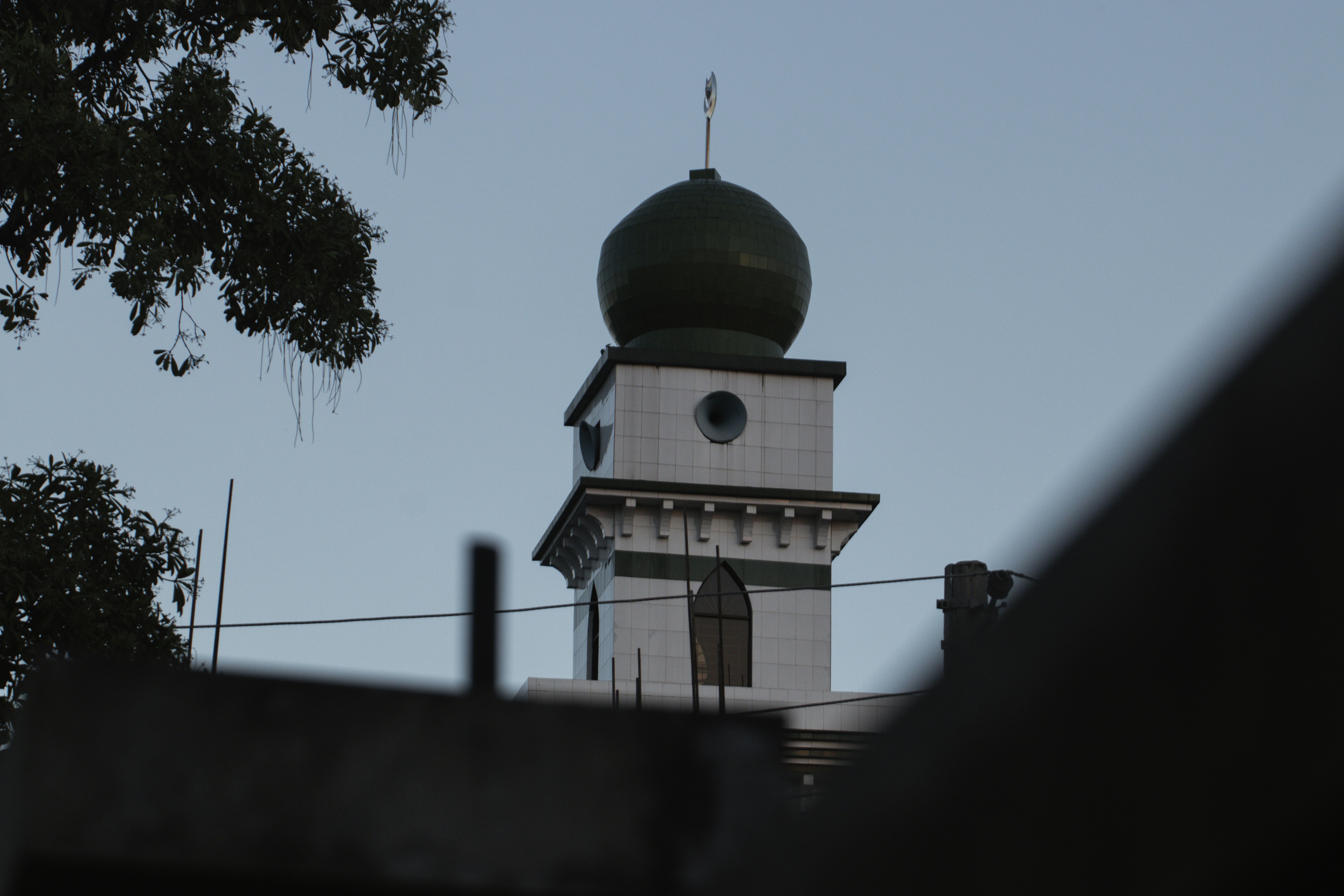 緑のドームを持つ白と黒の建物