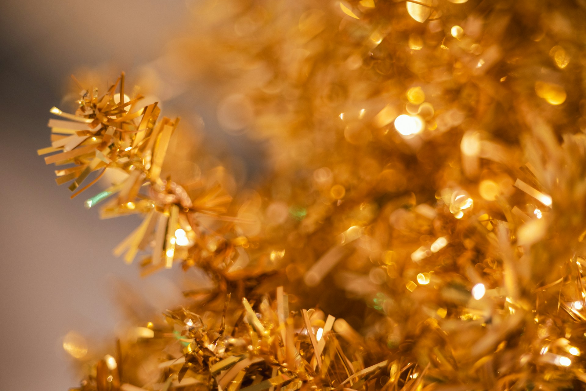 a close up of a bunch of gold tinsel
