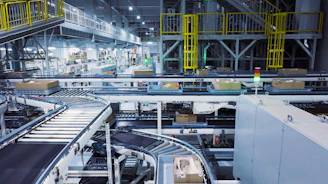 Automated conveyor system moving packaged goods through a modern distribution center