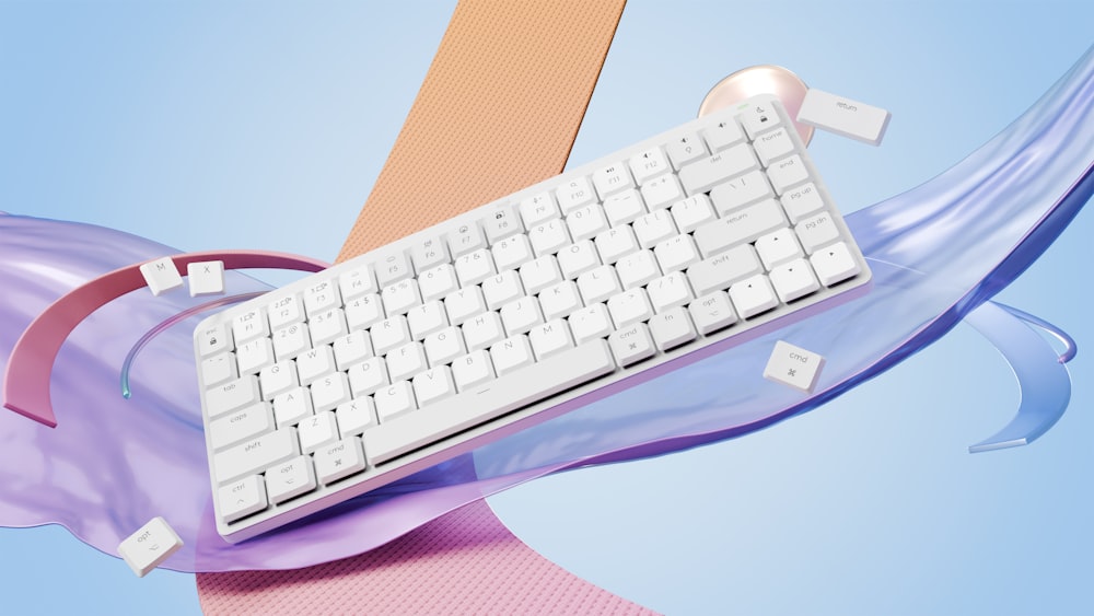 eine Computertastatur, die auf einem lila Band sitzt