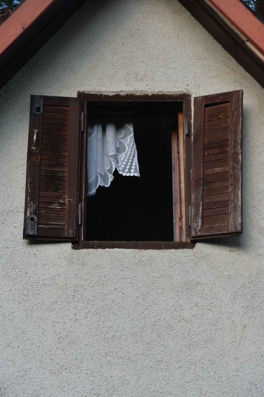 ein Fenster mit einem Vorhang und einem Handtuch, das heraushängt