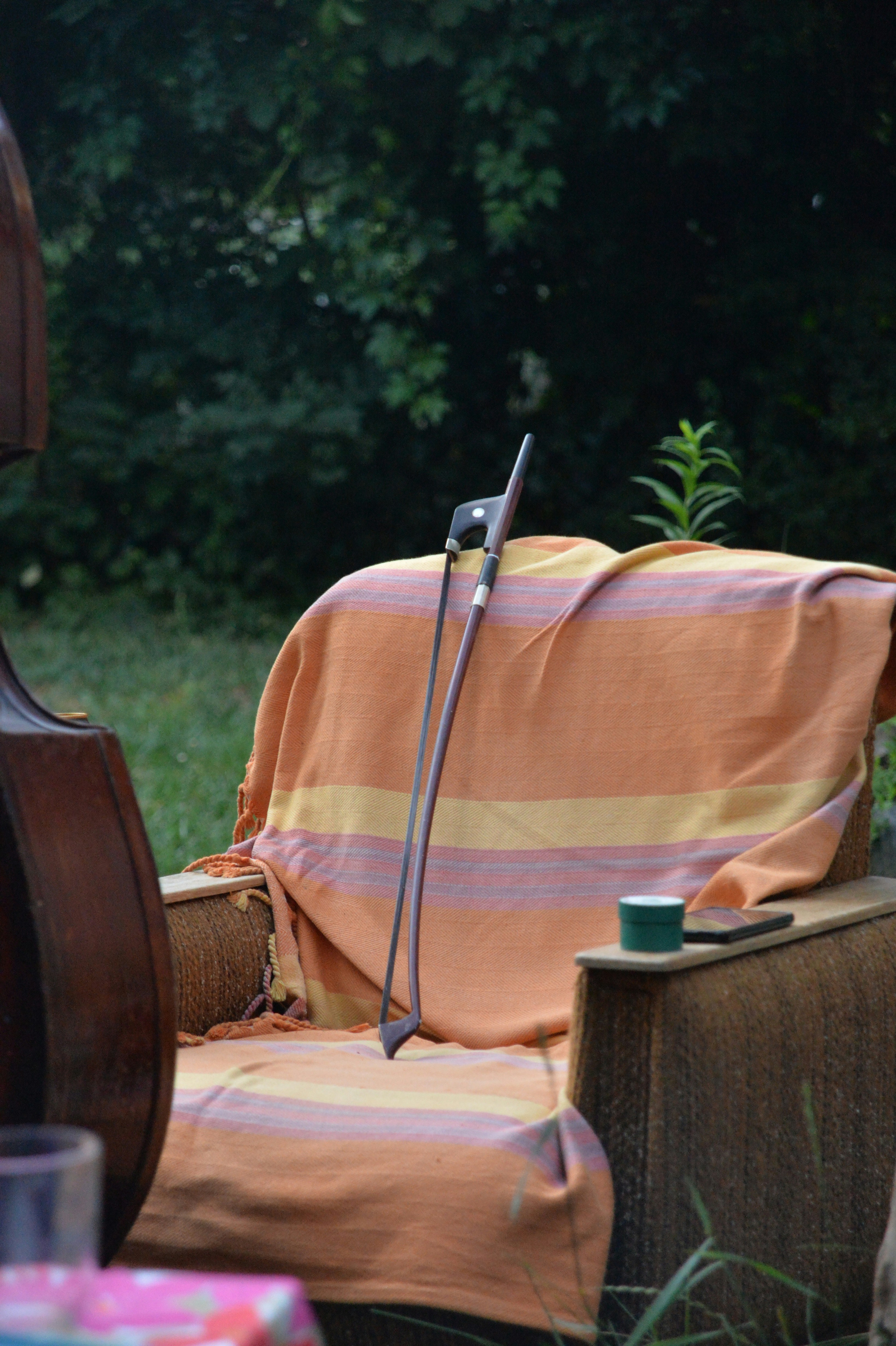 une chaise avec une couverture par-dessus