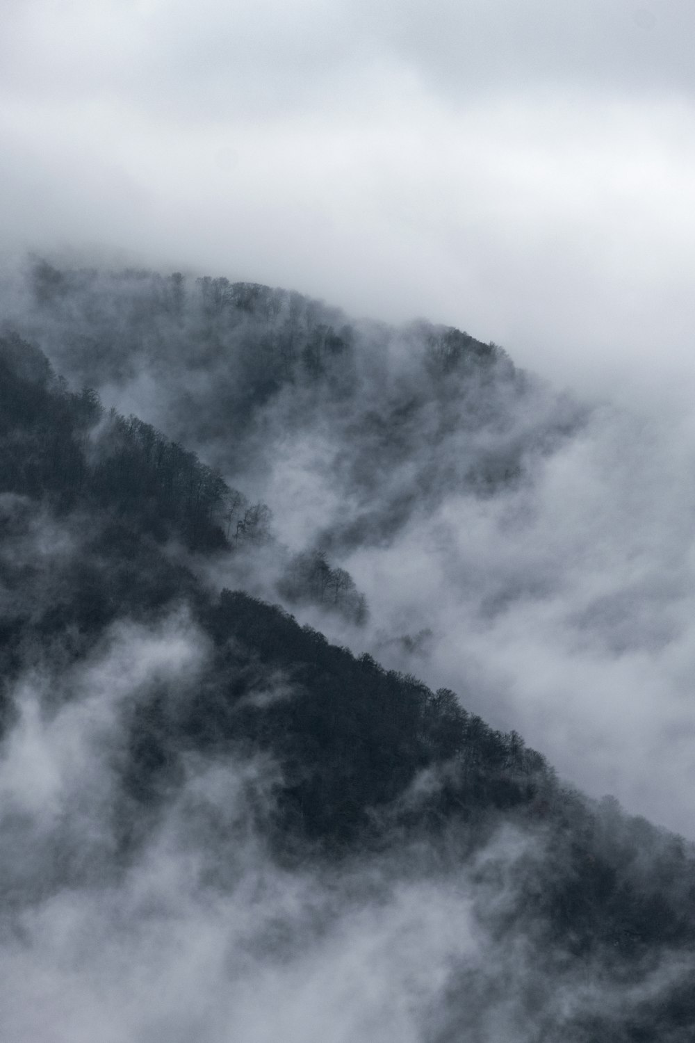 Una vista de una montaña cubierta de nubes