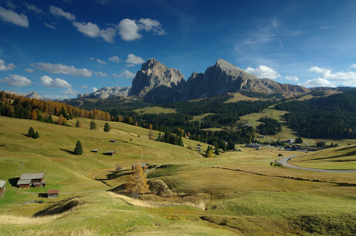 I Giganti Pallidi – Le Dolomiti, Giorno 1: I Pascoli d'Alta Quota e le Valli Ladine